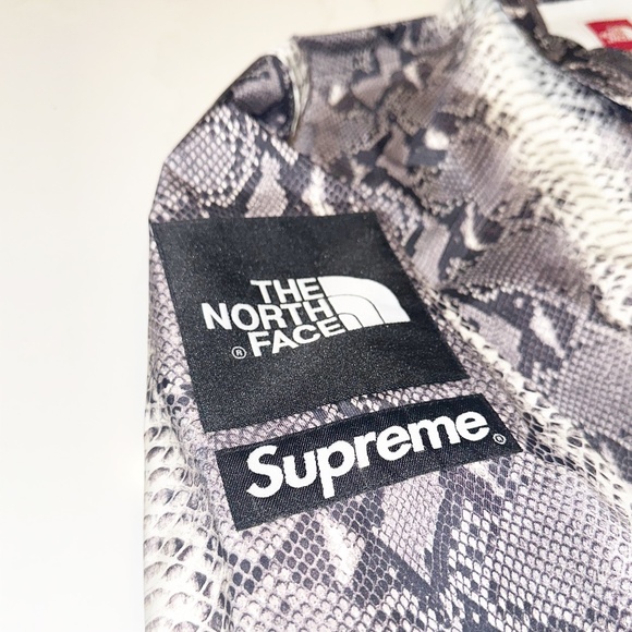 Supreme x The North Face Snakeskin Coaches Jacket - Picture 3 of 4